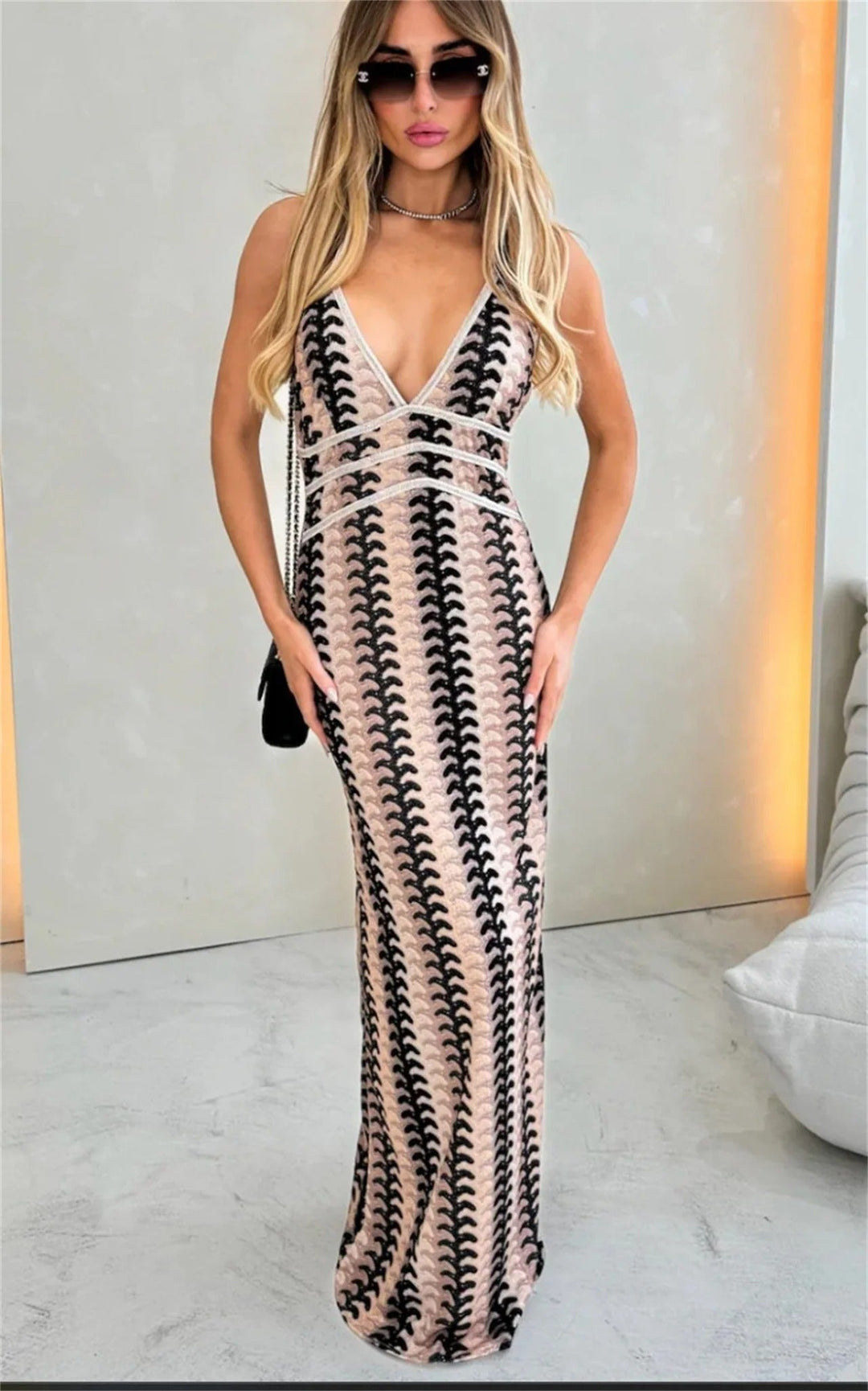 Brisa - Elegant V-Neck Dress